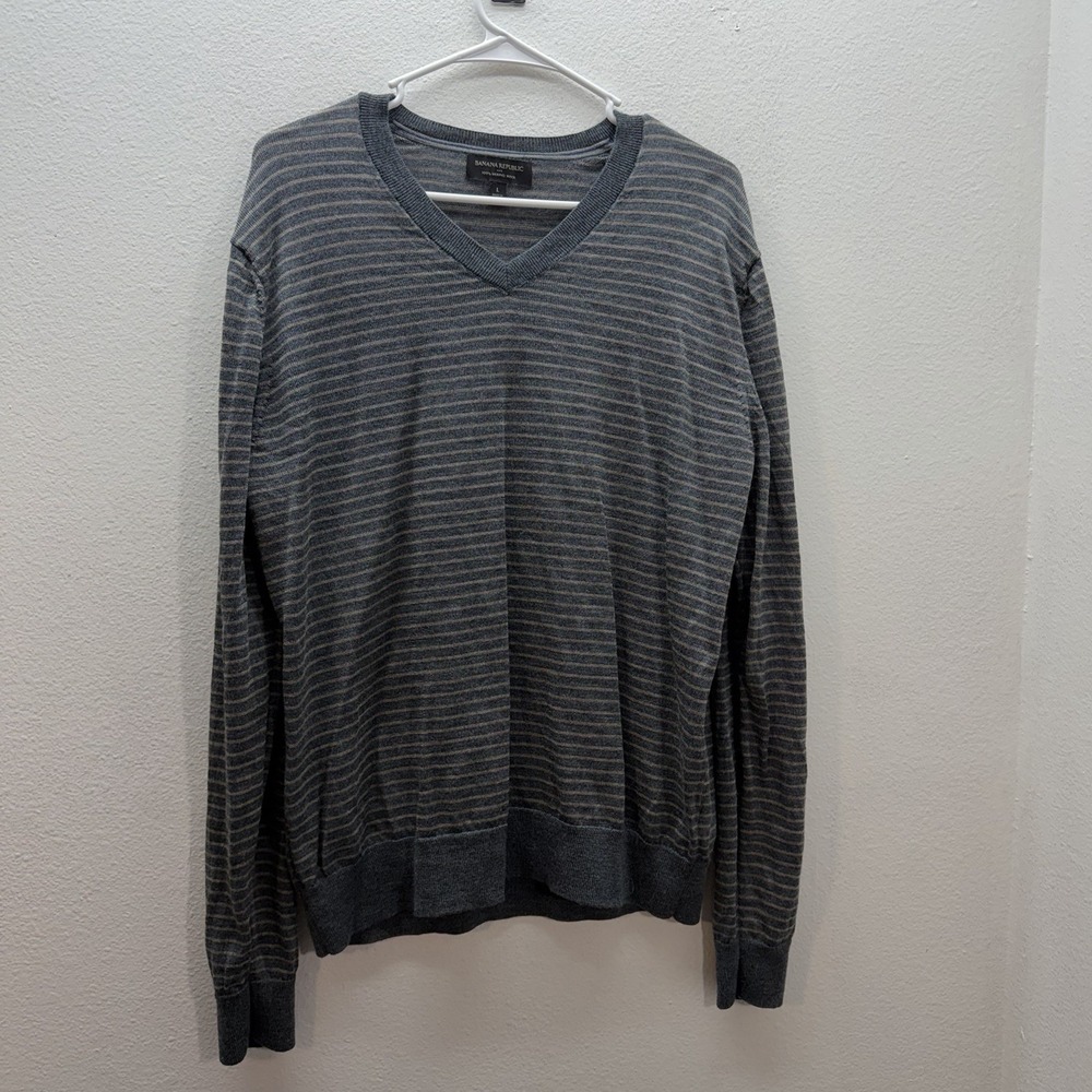 Banana Republic Men's V-Neck 100% Merino Wool Sweater Gray Striped Size L Preppy